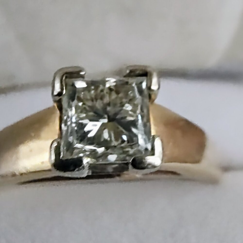Princess cut diamond engagement ring